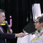 Pasowanie Bożeny Kazanowskiej na Kawalera (Damę) Orderu Uśmiechu czerwoną różą przez Marka Michalaka (Kanclerza Kapituły Orderu Uśmiechu)