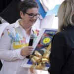 Przekazanie Bożenie Kazanowskiej okolicznościowej pamiątki od społeczności szkolnej