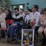 Siedząca na widowni Bożena Kazanowska wśród społeczności uczniowskiej SOSW dla Dzieci i Młodzieży Niepełnosprawnych im. Prof. Zofii Sękowskiej w Lublinie