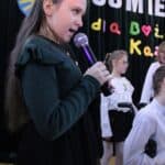 Dziewczynka śpiewająca do mikrofonu