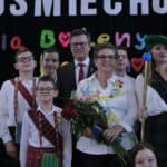 Bożena Kazanowska wśród zaproszonych gości oraz społeczności szkolnej SOSW dla Dzieci i Młodzieży Niepełnosprawnych im. Prof. Zofii Sękowskiej w Lublinie po zakończonej uroczystości wręczenia Orderu Uśmiechu