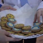 Poczęstunek okolicznościowymi ciasteczkami udekorowanymi we wzór Orderu Uśmiechu