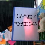 Dekoracja sali wykonana sześciopunktem alfabetu Braille’a: „książki dotykowe”
