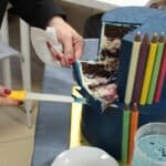 Ręce nakładające na talerzyk porcję ukrojonego tortu