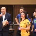 Uśmiechnięta brunetka z kręconymi włosami - Stanisława Byra, Kapitan drużyny Instytutu Pedagogiki w towarzystwie postawnego mężczyzny w średnim wieku - Tomasza Bieleckiego, komentatora i prowadzącego turniej