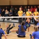 Walka o piłkę przy siatce dwóch zawodników z przeciwnych drużyn