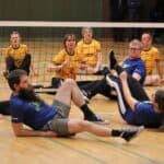 Piłka w grze - zdjęcie pokazuje dynamikę wydarzeń i ruch ciała zawodników