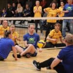 Piłka w grze - zdjęcie pokazuje dynamikę wydarzeń i ruch ciała zawodników