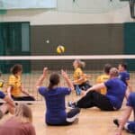 Piłka w grze - zdjęcie pokazuje dynamikę wydarzeń i ruch ciała zawodników