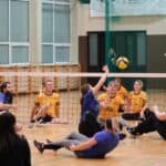 Końcówka drugiego seta w drugim meczu pomiędzy AOS UMCS 2 a Instytutem Pedagogiki; piłka w grze - zdjęcie pokazuje dynamikę wydarzeń i ruch ciała zawodników