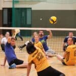 Piłka w grze - zdjęcie pokazuje dynamikę wydarzeń i ruch ciała zawodników