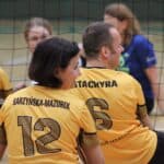 Plecy zawodników siedzących na boisku: z nr 12 dr hab. Ewa Sarzyńska-Mazurek i z nr 6 dr hab Krzysztof Stachyra