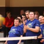 Doping zawodników z WTZ Wallenroda, w tle siedząca publiczność