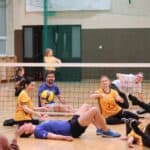 Piłka w grze - zdjęcie pokazuje dynamikę wydarzeń i ruch ciała zawodników