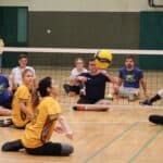 Piłka w grze - zdjęcie pokazuje dynamikę wydarzeń i ruch ciała zawodników