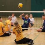 Piłka w grze - zdjęcie pokazuje dynamikę wydarzeń i ruch ciała zawodników - zagrywka Zawodniczki drużyny Instytutu Pedagogiki z nr 10 - dr Magdaleny Boczkowskiej