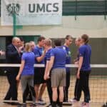 Zawodnicy drużyn po obydwu stronach siatki podczas wzajemnych podziękowań za rozegrany mecz