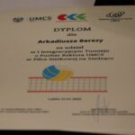 Pamiątkowy dyplom z logotypami organizatorów dla Arkadiusza Berezy za udział w I Integracyjnym Turnieju o Puchar JM Rektora UMCS w Piłce Siatkowej na Siedząco