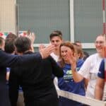 Zadowoleni zawodnicy obu płci po obydwu stronach siatki podczas wzajemnych podziękowań za rozegrany mecz