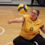 Zagrywka zawodniczki z nr 8 - dr Małgorzaty Samujło z drużyny Instytutu Pedagogiki