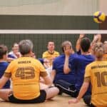 Kilkunastu zawodników w niezwykłym meczu rozegranym pomiędzy dwoma 10-osobowymi drużynami w przemieszanym składzie