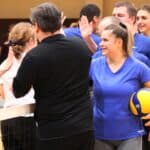 Wszyscy reprezentanci drużyn po obydwu stronach siatki podczas wzajemnych podziękowań za rozgrywki turniejowe