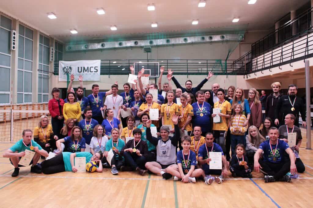 Grupowe zdjęcie pamiątkowe Organizatorów, Uczestników i Kibiców I Integracyjnego Turnieju o Puchar JM Rektora UMCS w Piłce Siatkowej na Siedząco
