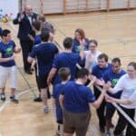 Zawodnicy drużyn po obydwu stronach siatki podczas wzajemnych podziękowań za rozegrany mecz