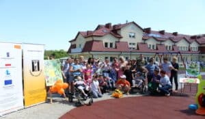 Grupa osób przed budynkiem przy ul. Mickiewicza