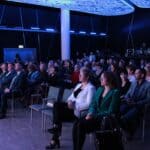 Widownia Gali, dużo siedzących osób dorosłych obu płci.