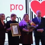 Cztery osoby, od lewej Pani Małgorzata Romanko, Dyrektor Regionalnego Ośrodka Polityki Społecznej w Lublinie, dwie kobiety w średnim wieku ze Spółdzielni Socjalnej Arka z Suśca, trzymające oprawione w złotą ramę podziękowania oraz kwiaty oraz Pan Jarosław Stawiarski, Marszałek Województwa Lubelskiego.