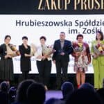 8 osób, od lewej: Pan Zdzisław Szwed, Wicemarszałek, Członek Zarządu Województwa Lubelskiego, Pani Agata Rędziak ze Spółdzielni Socjalnej Nadzieja we Włodawie, Pani Barbara Gajos z Centrum Integracji Społecznej w Zamościu, Pani Barbara Farjon i towarzyszący jej mężczyzna – przedstawiciele Spółdzielni Socjalnej „Sami Swoi” w Zamościu, Pani Regina Kęczkowska ze Spółdzielni Socjalnej Aktywni-Kreatywni, Pani Diana Czyrka-Wietrzyk z Hrubieszowskiej Spółdzielni Socjalnej im. Zośki oraz Pani Małgorzata Romanko, Dyrektor Regionalnego Ośrodka Polityki Społecznej w Lublinie.