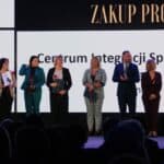 8 osób: pięć przedstawicielek nagrodzonych instytucji oraz Pan Marek Wojciechowski (Wiceprzewodniczący Sejmiku Wojewódzkiego), Pani Małgorzata Romanko (Dyrektor ROPS w Lublinie) i Pan Zdzisław Szwed (Wicemarszałek, Członek zarządu Województwa Lubelskiego).