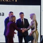 Pani Małgorzata Romanko (Dyrektor ROPS w Lublinie), Pan Marek Wojciechowski (Wiceprzewodniczący Sejmiku Wojewódzkiego) i Pan Zdzisław Szwed (Wicemarszałek, Członek zarządu Województwa Lubelskiego) podczas wręczania certyfikatu przedłużającego prawo do posługiwania się promocyjnym znakiem jakości „Zakup pro społeczny” w kategorii usługa, przedstawicielce Spółdzielni Socjalnej „Niedźwiadek” Adamów, Pani Annie Cąkała.