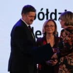 Pan Zdzisław Szwed (Wicemarszałek, Członek zarządu Województwa Lubelskiego) i Pani Małgorzata Romanko (Dyrektor ROPS w Lublinie), podczas wręczania certyfikatu przedłużającego prawo do posługiwania się promocyjnym znakiem jakości „Zakup pro społeczny” w kategorii usługa, przedstawicielce Spółdzielni Socjalnej „Galeria Dobrego Smaku” Mieniany, Pani Aleksandrze Wronie.