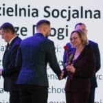 Pani Małgorzata Romanko (Dyrektor ROPS w Lublinie), podczas wręczania certyfikatu przedłużającego prawo do posługiwania się promocyjnym znakiem jakości „Zakup pro społeczny” w kategorii usługa, przedstawicielowi Spółdzielni Socjalnej „Nasze Drogi” Mieniany, Panu Bartłomiejowi Kusidło.