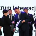 Pan Marek Wojciechowski (Wiceprzewodniczący Sejmiku Wojewódzkiego) podczas wręczania certyfikatu przedłużającego prawo do posługiwania się promocyjnym znakiem jakości „Zakup pro społeczny” w kategorii produkt, przedstawicielce Centrum Integracji Społecznej w Zamościu, Pani Barbarze Gajos.