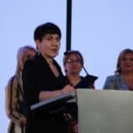 Pani Barbara Gajos (Centrum Integracji Społecznej w Zamościu), stojąca przy mównicy; w tle przedstawicielki nagrodzonych wcześniej instytucji.