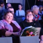 Siedzące na widowni dwie kobiety w średnim wieku ze Spółdzielni Socjalnej Arka z Suśca.