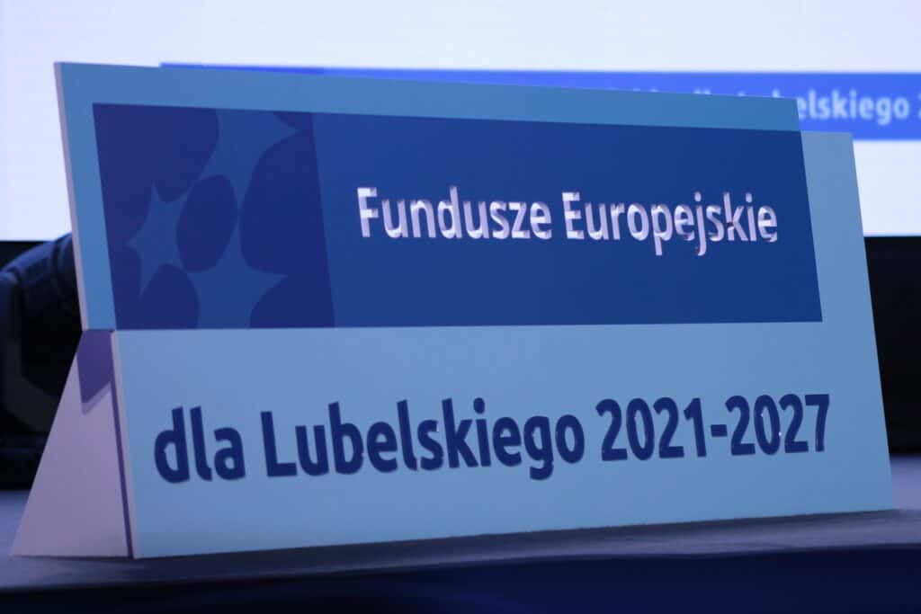 Plansza w niebisekich barwach z napisem Fundusze Europejskie dla Lubelskiego, fot. Wiktoria Kwiecień