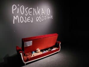 Instalacja pn. "Kanapa po dziadku", przedstawia zawartość otwartej czerwonej kanapy, składającą się z rzeczy osobistych rodziny Magdy Szubielskiej, u której zdiagnozowano zespół Aspergera