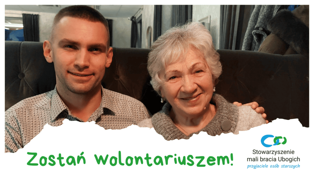 Baner przedstawiający uśmiechniętego młodego mężczyznę siedzącego z seniorką, napis na białym tle "Zostań wolontariuszem!" oraz logotyp Stowarzyszenia mali bracia Ubogich