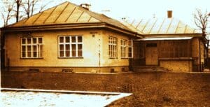 Archiwalne zdjęcie budynku w kolorze sepii