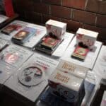 Ułożone na stoliku medale oraz dyplomy nadawane podczas uroczystości w dniu 13.02. 2023 r. przez Lubelskie Stowarzyszenie Osób Chorych na Padaczkę i Ich Przyjaciół "Drgawka", utytułowanym "Przyjaciołom Osób z Niepełnosprawnością"