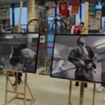 Centrum Historii Sportu - sztalugi ze zdjęciami Arkadiusza Zawadzkiego