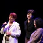 Na scenie stoją 3 kobiety, od lewej: Maria Pietrusza-Budzyńska – Prezydent Fundacji Teatroterapia Lubelska, Joanna Olszewska – Dyrektor Wydziału ds. Osób Niepełnosprawnych Urzędu Miasta Lublin, Małgorzata Urbanik – Wiceprezes Zarządu Krajowego Fundacji im. Brata Alberta