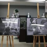 Centrum Historii Sportu - sztalugi ze zdjęciami Arkadiusza Zawadzkiego