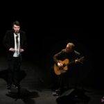 Solista Szymon Woźniak z WTZ PSONI Koło w Świdniku przy akompaniamencie gitarowym Dariusza Tokarzewskiego