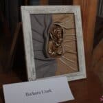 Stojący na stoliku obraz ze skóry z Matką Boską, autorstwa Barbary Lisek, Prezes Stowarzyszenia "Drgawka"