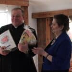 Ks. Mariusz Nakonieczny z Parafii pw. Błogosławionego Biskupa Władysława Gorala w Lublinie, przy ul. Ks. J. Popiełuszki 28b w towarzystwie Barbary Lisek, Prezes Stowarzyszenia "Drgawka"